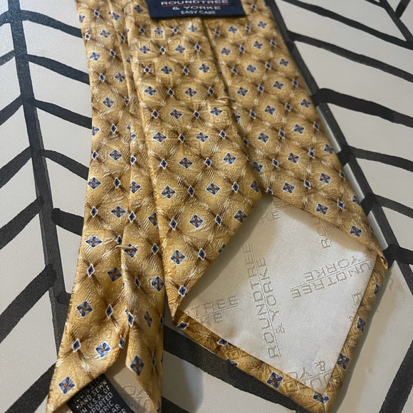 Round Tree Yorke Tie - Picture 3 of 5